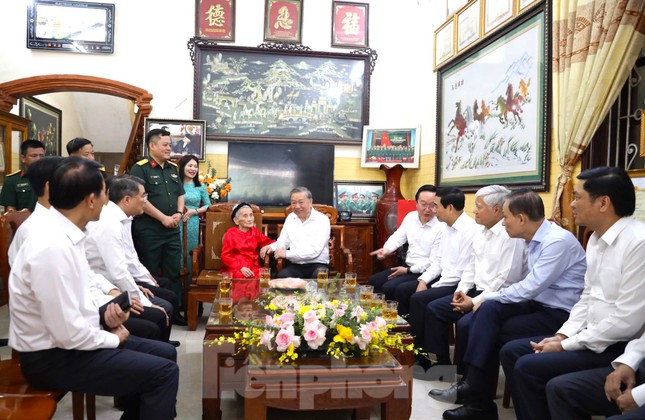 Tổng Bí thư Tô Lâm thăm Mẹ Việt Nam Anh hùng Lê Thị Sáu tại Nghệ An - Ảnh 1. Tổng Bí thư Tô Lâm thăm Mẹ Việt Nam Anh hùng Lê Thị Sáu tại Nghệ An - Ảnh 1.