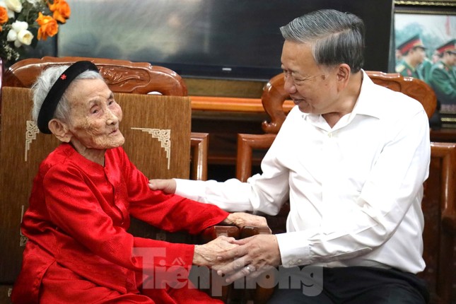 Tổng Bí thư Tô Lâm thăm Mẹ Việt Nam Anh hùng Lê Thị Sáu tại Nghệ An - Ảnh 2. Tổng Bí thư Tô Lâm thăm Mẹ Việt Nam Anh hùng Lê Thị Sáu tại Nghệ An - Ảnh 2.