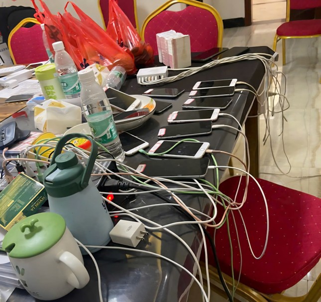 Chiếm đoạt h&agrave;ng trăm tỷ đồng qua h&igrave;nh thức cắt đ&aacute; t&igrave;m ngọc lừa đảo online - Ảnh 2.