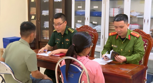 Chiếm đoạt h&agrave;ng trăm tỷ đồng qua h&igrave;nh thức cắt đ&aacute; t&igrave;m ngọc lừa đảo online - Ảnh 1.