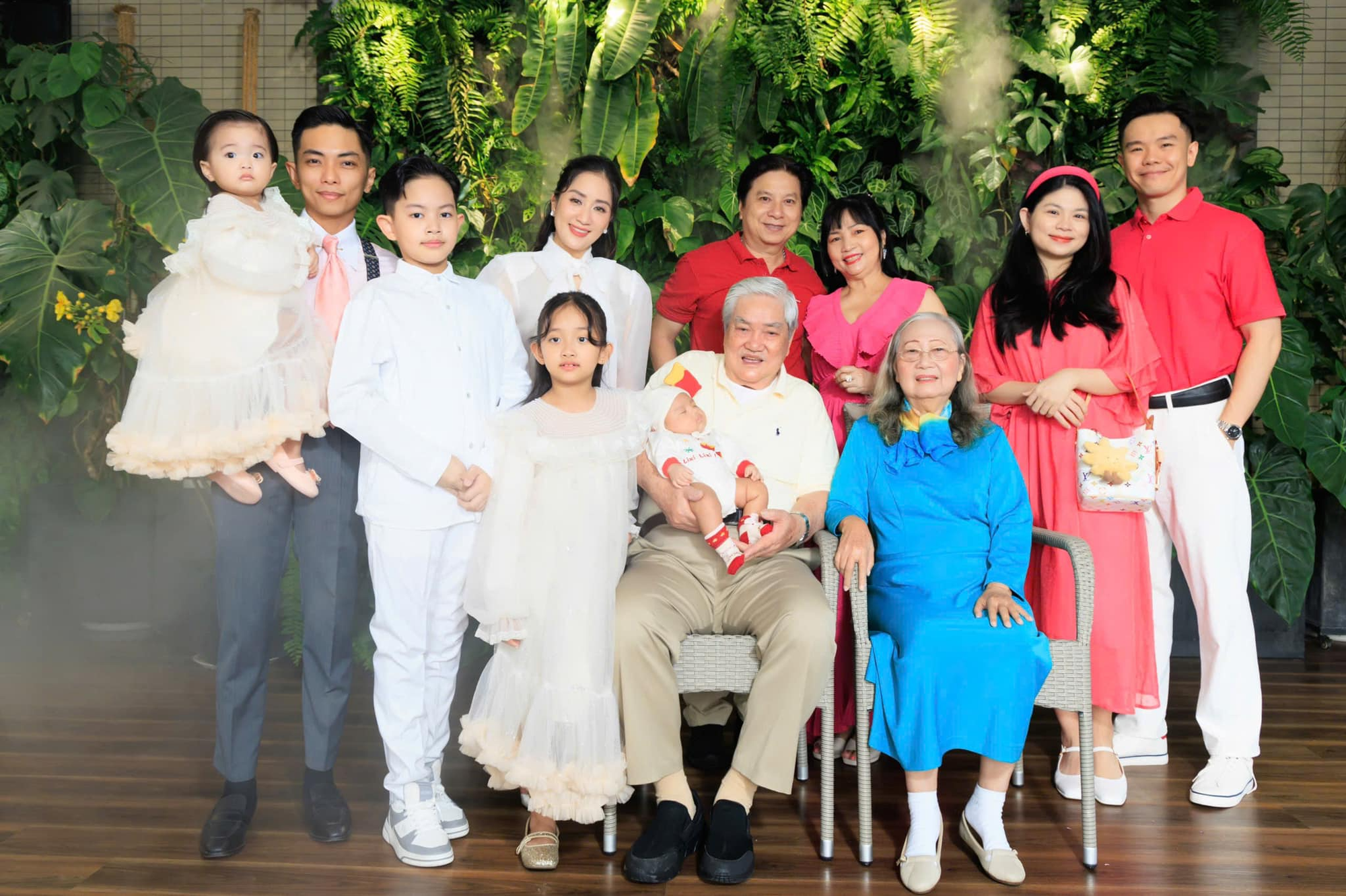 Mẹ Phan Hiển là ai? Giàu có và quyền lực cỡ nào?- Ảnh 3. Mẹ Phan Hiển là ai? Giàu có và quyền lực cỡ nào?- Ảnh 3.