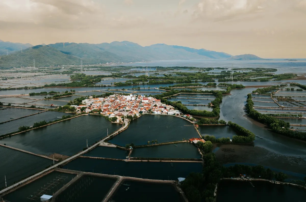 Phát hiện ngôi làng có duy nhất 1 đường vào gần Nha Trang, du khách ấn tượng với cảnh từ trên cao - Ảnh 1.