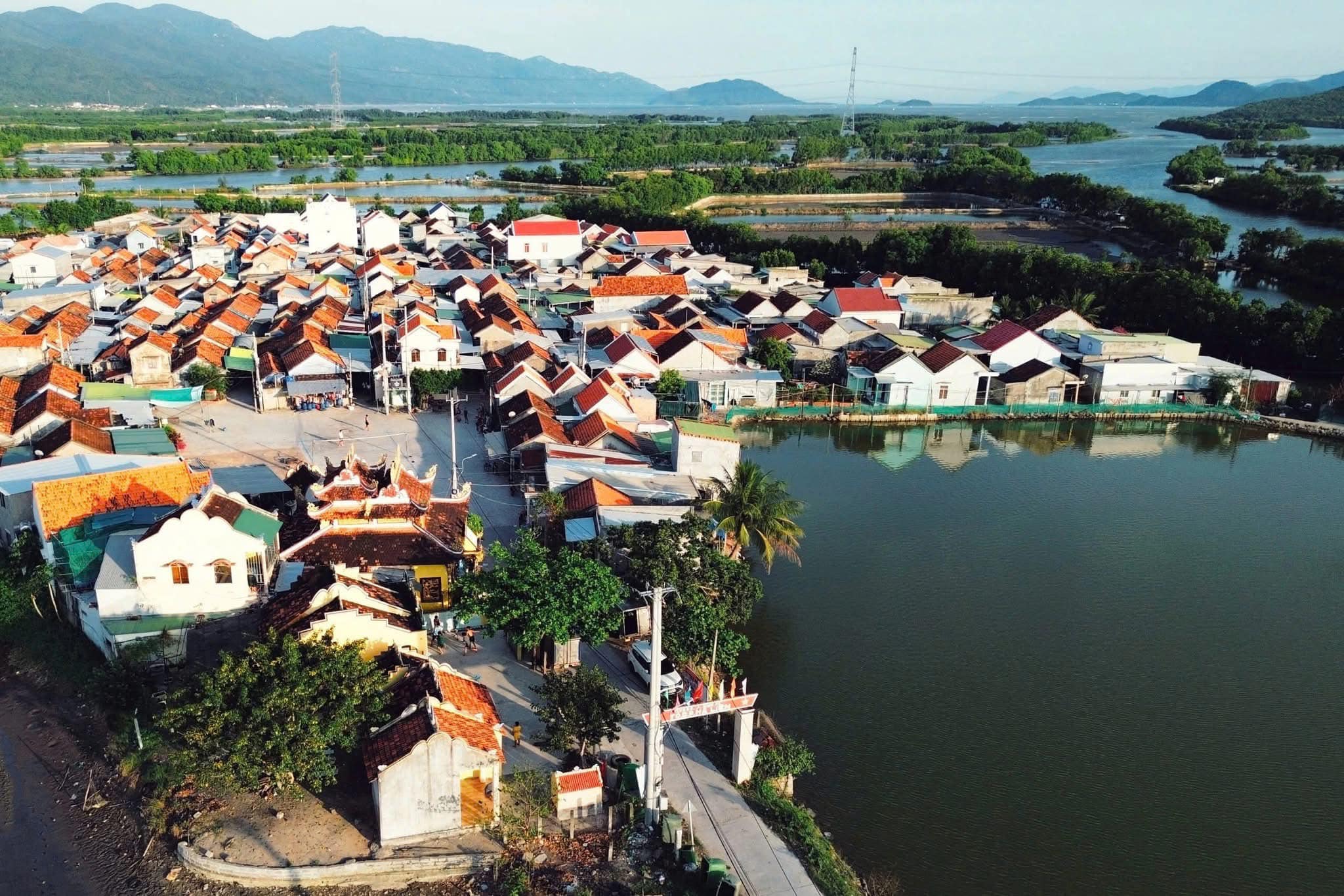 Phát hiện ngôi làng có duy nhất 1 đường vào gần Nha Trang, du khách ấn tượng với cảnh từ trên cao - Ảnh 4.