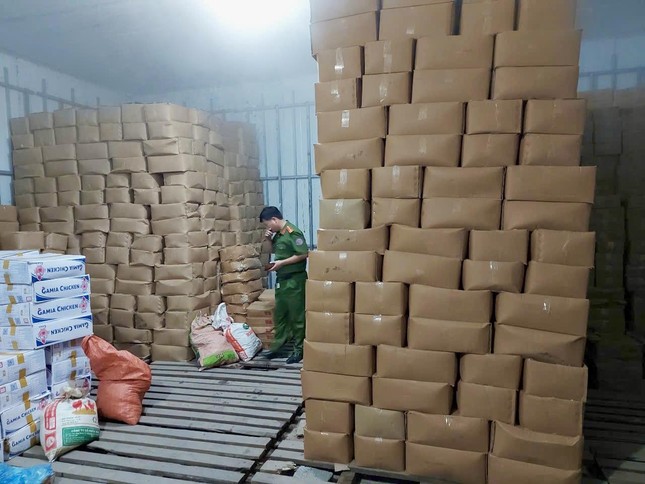 Công an Hà Giang phát hiện 29 tấn thực phẩm không rõ nguồn gốc trong một ngày - Ảnh 1.