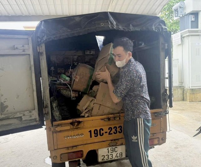 Công an Hà Giang phát hiện 29 tấn thực phẩm không rõ nguồn gốc trong một ngày - Ảnh 2.