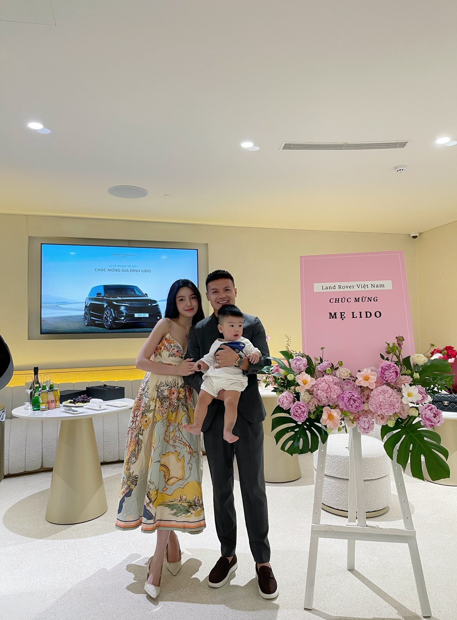 Quang Hải chơi lớn mua Range Rover h&agrave;ng chục tỷ tặng Chu Thanh Huyền, chỉ với duy nhất một điều kiện- Ảnh 1.