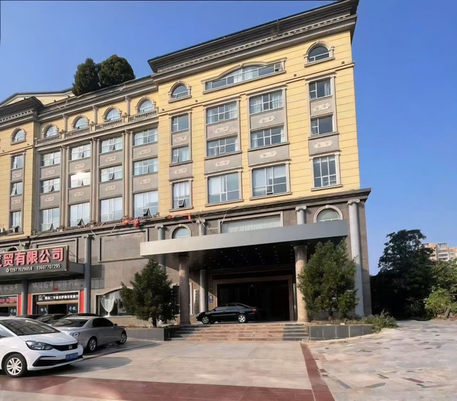 Chiếm đoạt h&agrave;ng trăm tỷ đồng qua h&igrave;nh thức cắt đ&aacute; t&igrave;m ngọc lừa đảo online - Ảnh 4.