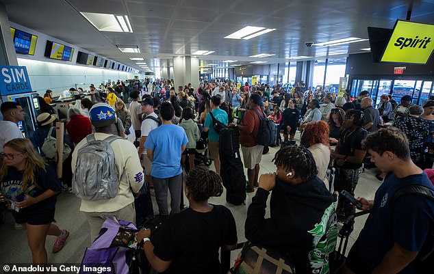 Sự cố mất liên lạc tại Sân bay Denver: Ngành hàng không đối mặt nguy cơ lớn - Ảnh 3.