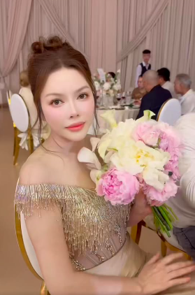 Nữ đại gia 43 tuổi được Hồ Quỳnh Hương dàn xếp cho 1 việc ngay trong đám cưới- Ảnh 3. Nữ đại gia 43 tuổi được Hồ Quỳnh Hương dàn xếp cho 1 việc ngay trong đám cưới- Ảnh 3.