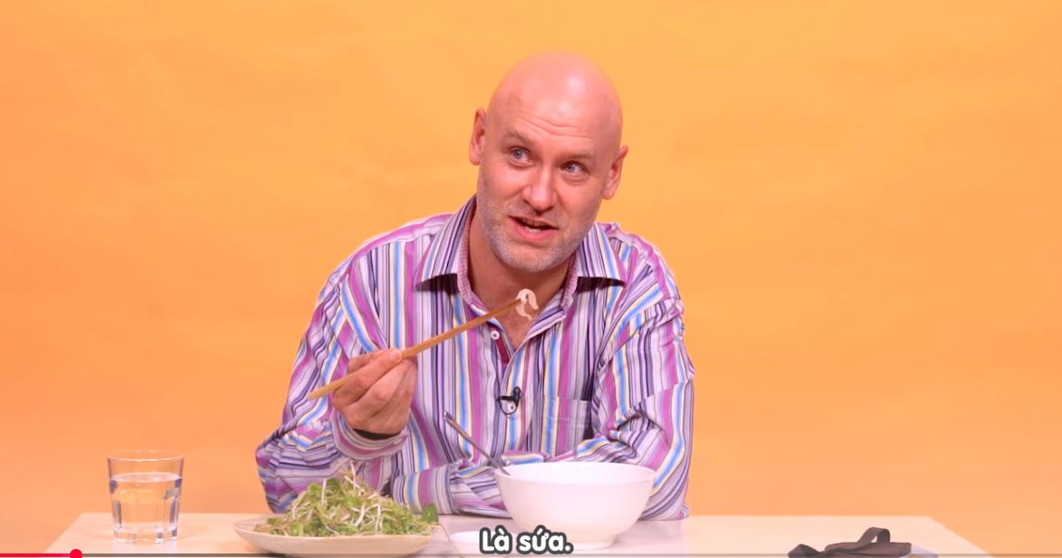 Khách Tây thốt lên ‘tuyệt vời’ khi ăn 1 loại bún Việt, nói ở Mỹ ‘chúng tôi không ăn món này’