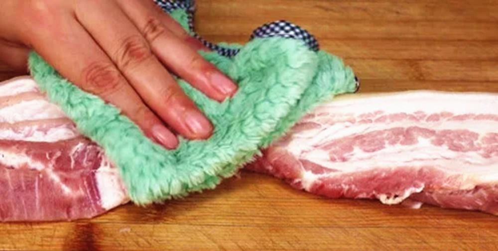 Đi chợ thấy người bán liên tục dùng giẻ lau thịt heo: 90% người biết nhưng không hiểu ý nghĩa- Ảnh 2.