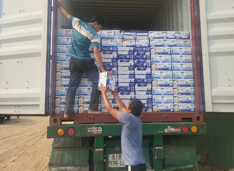 Khởi tố một c&aacute;n bộ hải quan tiếp tay bu&ocirc;n lậu hơn 4.000 th&ugrave;ng sữa từ Mỹ về Việt Nam - Ảnh 1.