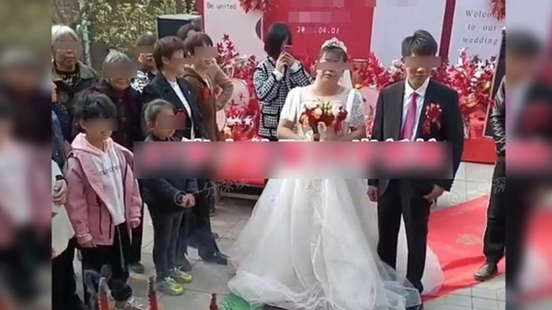 Ch&agrave;ng trai 27 tuổi cưới c&ocirc; d&acirc;u 54 tuổi, ngỡ ng&agrave;ng bố mẹ ch&uacute; rể "vui như bắt được v&agrave;ng" - Ảnh 1.