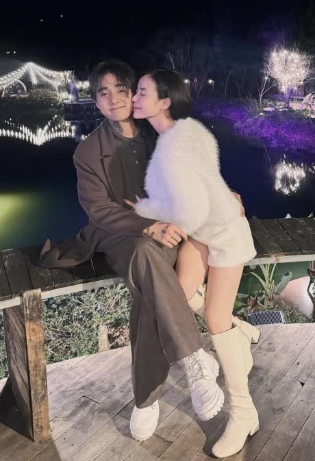 Cuộc sống viên mãn của nam ca sĩ Việt nổi tiếng với người phụ nữ qua 1 đời chồng, có 2 con riêng- Ảnh 1. Cuộc sống viên mãn của nam ca sĩ Việt nổi tiếng với người phụ nữ qua 1 đời chồng, có 2 con riêng- Ảnh 1.
