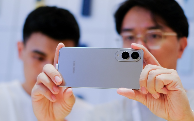 Galaxy S25 Edge - Từ chiếc máy bí ẩn đến trải nghiệm thực tế: Đây là những gì reviewer công nghệ nói dscf9156 1747329967670554672984 97 226 1742 2858 crop 17473299888972140792690 1747381503611 1747381503807383307246