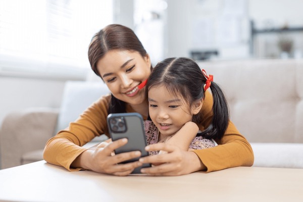 Mẹ khôn ngoan không nên đăng gì về con trên mạng xã hội? - Ảnh 1. Mẹ khôn ngoan không nên đăng gì về con trên mạng xã hội? - Ảnh 1.