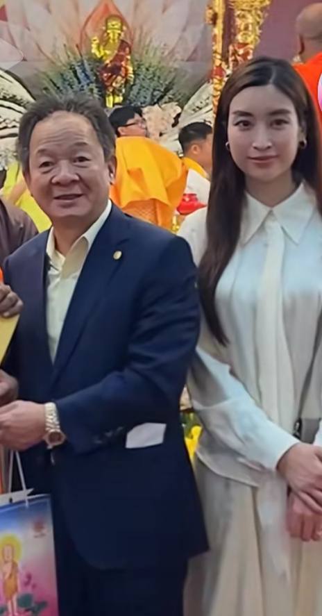 Khoảnh khắc hoa hậu Đỗ Mỹ Linh lộ diện bên cạnh bầu Hiển gây sốt cõi mạng, phong thái chuẩn dâu hào môn- Ảnh 1.