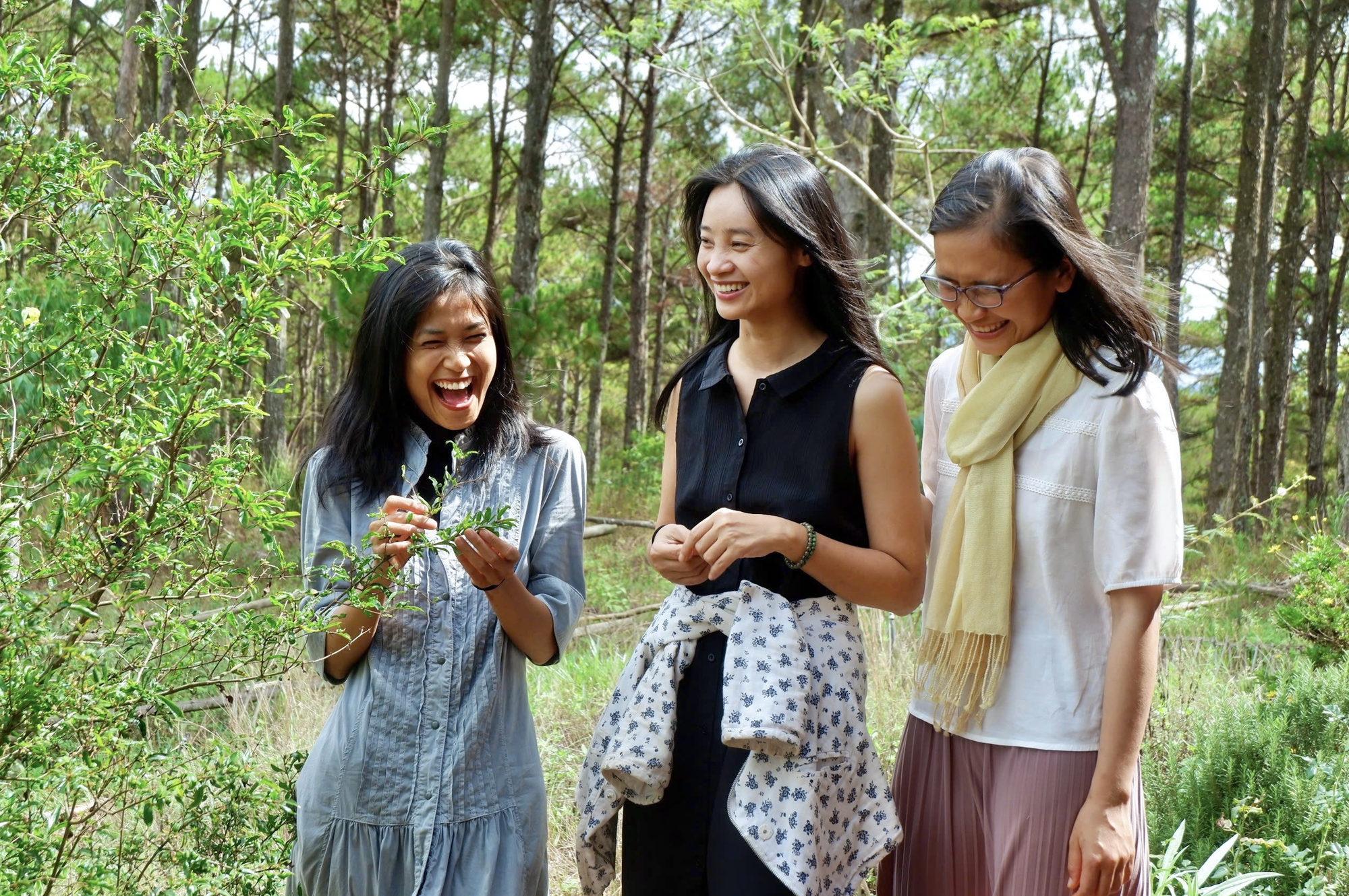 Những cô gái bỏ phố về rừng: Gieo mầm xanh từ những giấc mơ lành - Ảnh 3. Những cô gái bỏ phố về rừng: Gieo mầm xanh từ những giấc mơ lành - Ảnh 3.