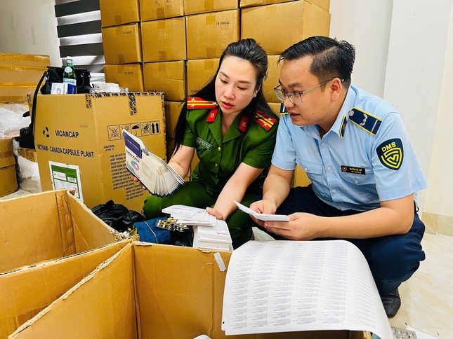Công an Hà Nội triệt phá vụ sản xuất thực phẩm chức năng và thiết bị y tế giả - Ảnh 1.