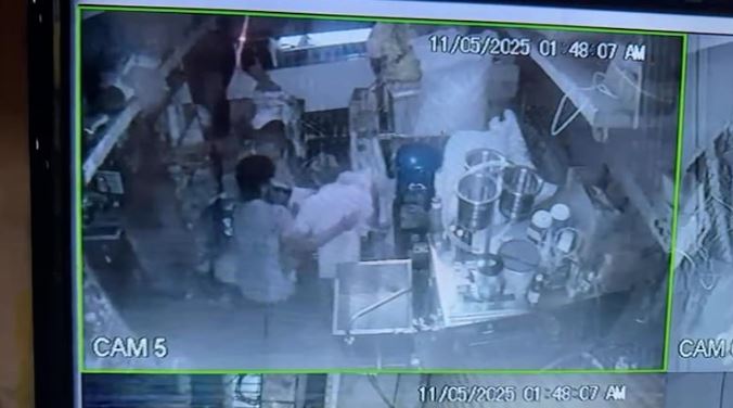 Xem camera an ninh, ph&aacute;t hiện "tội &aacute;c t&agrave;y trời" của người con trai- Ảnh 1.