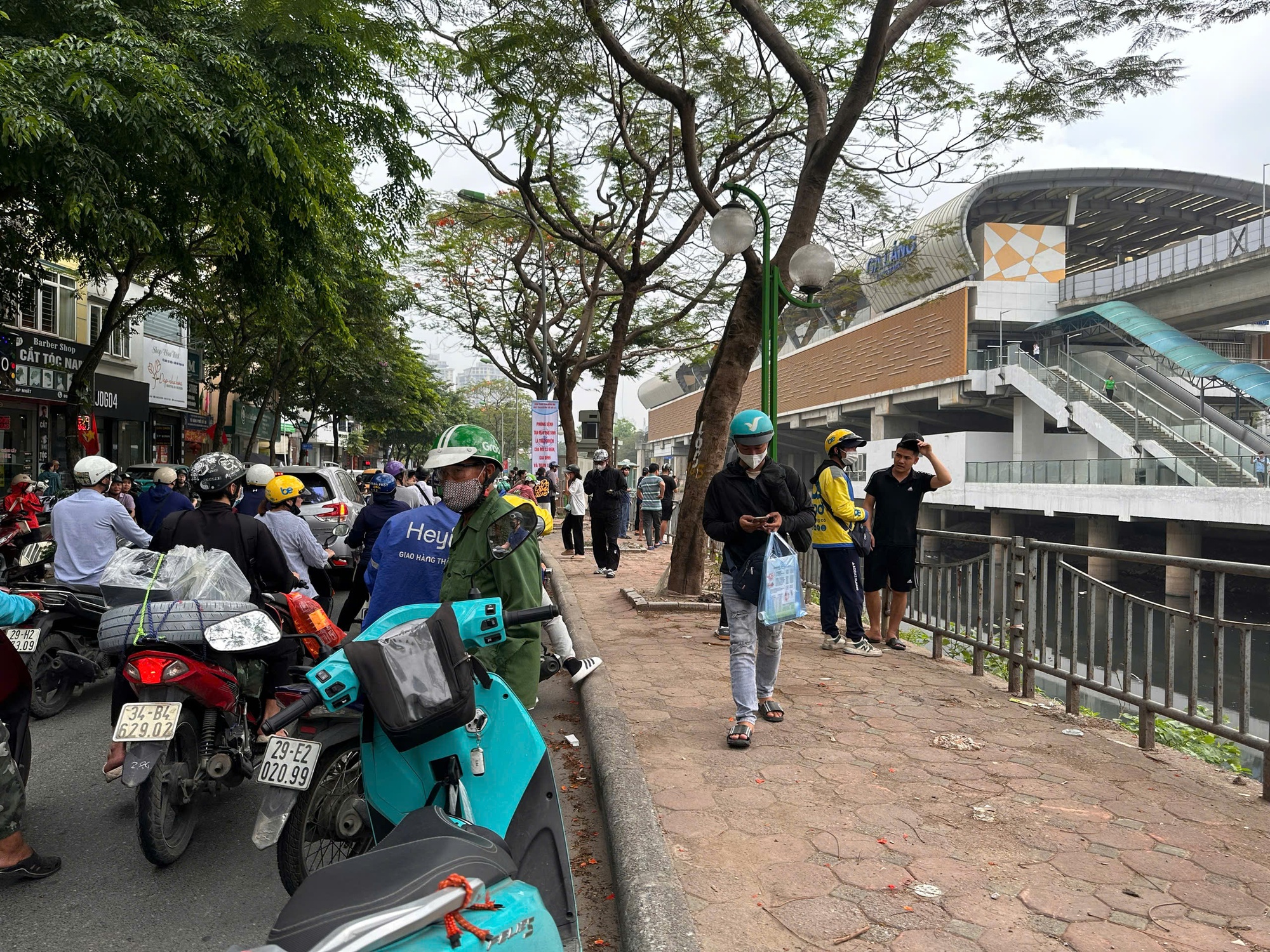 Phát hiện thi thể người đàn ông trên sông Tô Lịch tại Hà Nội - Ảnh 1.