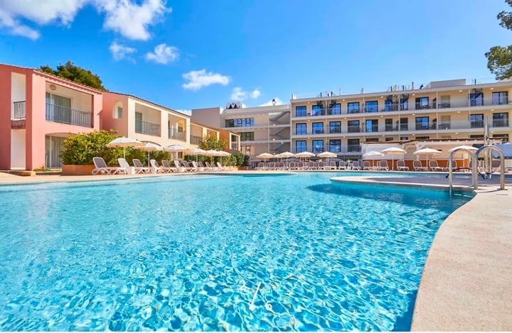Cậu bé 8 tuổi bị thương nặng do tông vào cửa kính khách sạn ở Majorca - Ảnh 1. Cậu bé 8 tuổi bị thương nặng do tông vào cửa kính khách sạn ở Majorca - Ảnh 1.