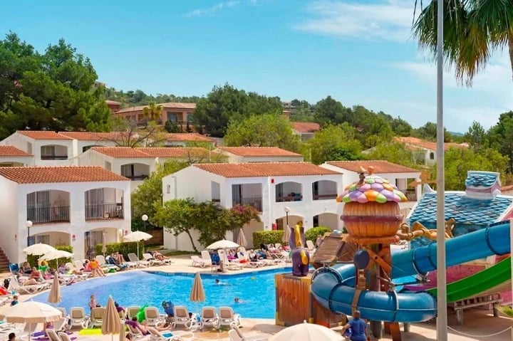 Cậu bé 8 tuổi bị thương nặng do tông vào cửa kính khách sạn ở Majorca - Ảnh 2. Cậu bé 8 tuổi bị thương nặng do tông vào cửa kính khách sạn ở Majorca - Ảnh 2.