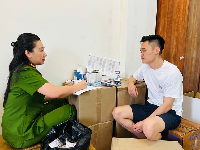 Diễn biến mới vụ dược sĩ làm 100 tấn thực phẩm chức năng, thiết bị y tế giả bán cả vào bệnh viện- Ảnh 1.