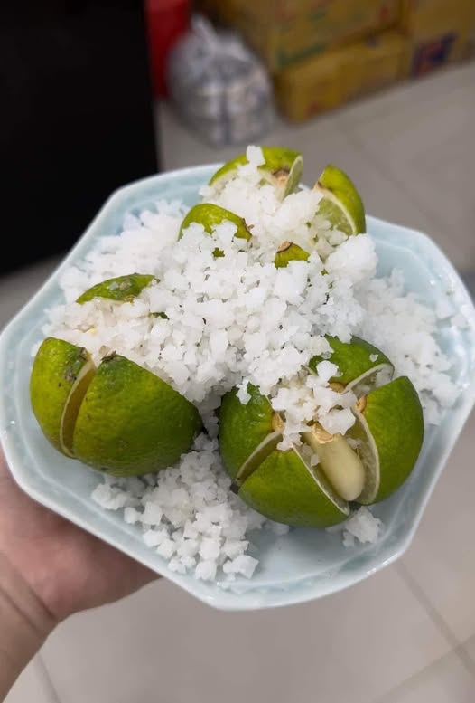 Cắt một quả chanh, rắc muối lên trên rồi đặt ở góc nhà: Chuyên gia giải thích công dụng bất ngờ - Ảnh 1.