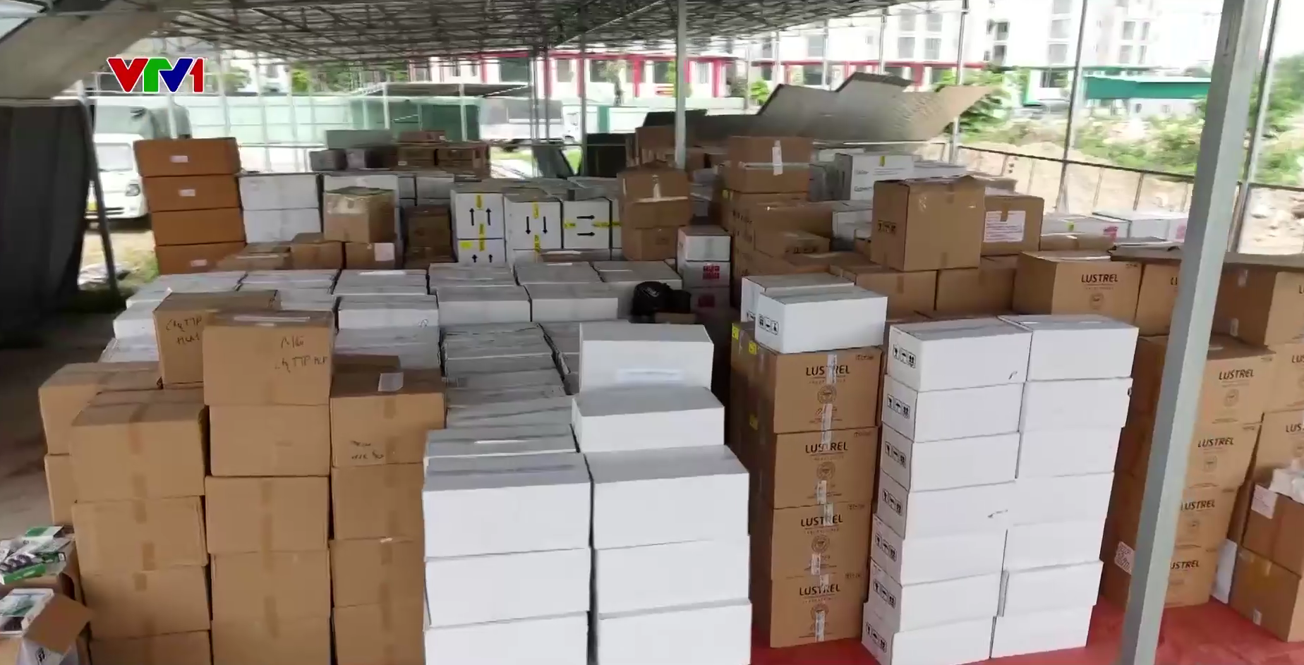 Đường dây 100 tấn thực phẩm sức khỏe giả: Thủ đoạn tinh vi, đánh vào tâm lý sính ngoại - Ảnh 1. Đường dây 100 tấn thực phẩm sức khỏe giả: Thủ đoạn tinh vi, đánh vào tâm lý sính ngoại - Ảnh 1.