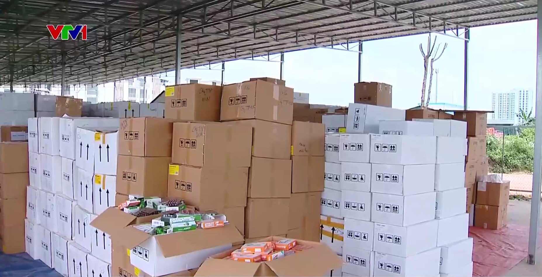 Đường dây 100 tấn thực phẩm sức khỏe giả: Thủ đoạn tinh vi, đánh vào tâm lý sính ngoại - Ảnh 3. Đường dây 100 tấn thực phẩm sức khỏe giả: Thủ đoạn tinh vi, đánh vào tâm lý sính ngoại - Ảnh 3.
