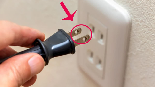 Bí mật chiếc lỗ tròn trên phích cắm: Tưởng dư thừa, hoá ra