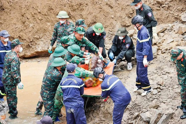 Tìm thấy thi thể 5 nạn nhân vụ sạt lở công trường thủy điện ở Lai Châu - Ảnh 1. Tìm thấy thi thể 5 nạn nhân vụ sạt lở công trường thủy điện ở Lai Châu - Ảnh 1.