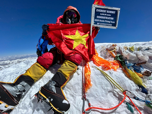NGUYỄN MẠNH DUY và Quốc kỳ Việt Nam trên đỉnh Everest - Ảnh 1.