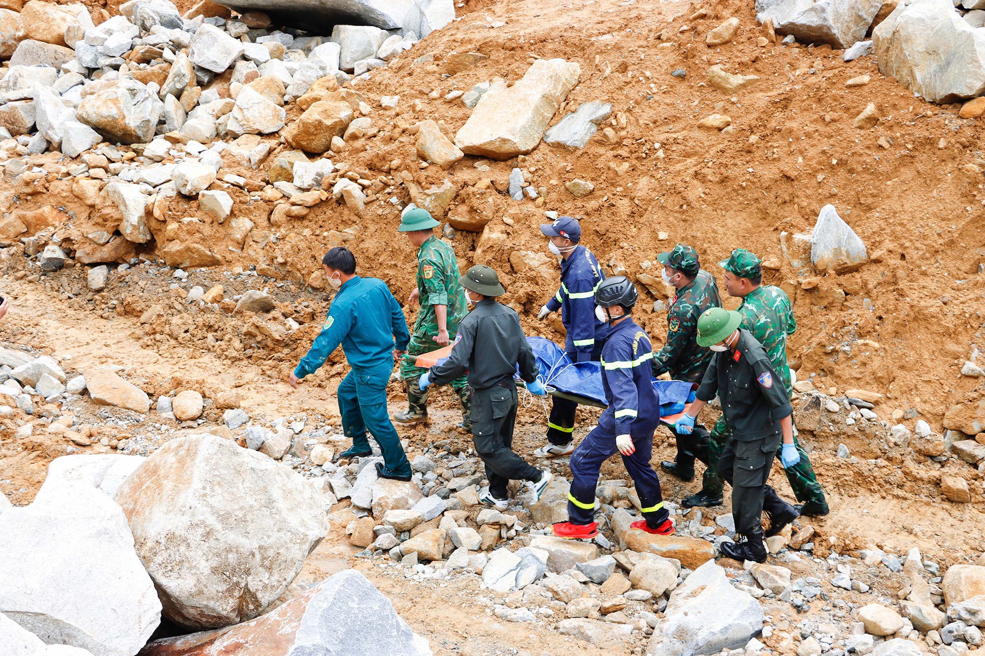 Vụ sạt lở khi thi c&ocirc;ng thủy điện Tả P&aacute;o Hồ 1A khiến hai mẹ con tử vong - Ảnh 1.