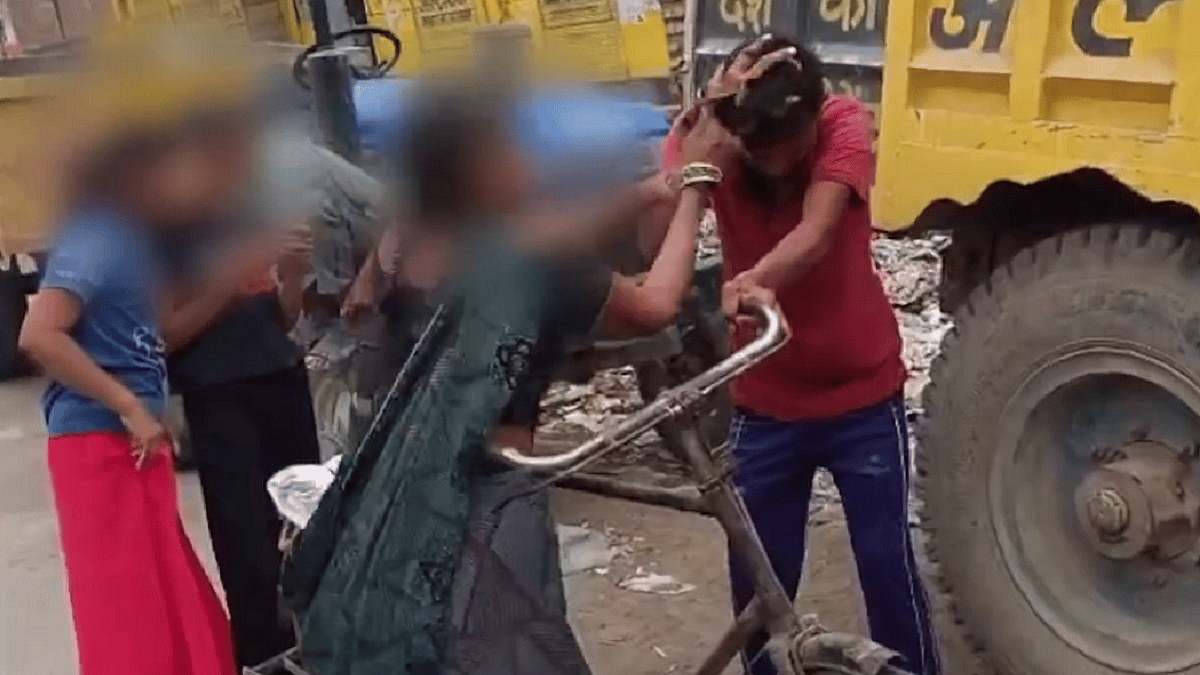 Con gái bị quấy rối, mẹ cầm dép đánh tên biến thái ngay giữa phố- Ảnh 1.