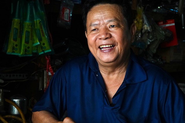 “Gọi đừng ngại” - Tấm biển nhỏ và trái tim lớn của ông chủ tiệm sửa xe 24/7 giữa Sài Gòn- Ảnh 3. “Gọi đừng ngại” - Tấm biển nhỏ và trái tim lớn của ông chủ tiệm sửa xe 24/7 giữa Sài Gòn- Ảnh 3.