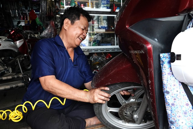 “Gọi đừng ngại” - Tấm biển nhỏ và trái tim lớn của ông chủ tiệm sửa xe 24/7 giữa Sài Gòn- Ảnh 4. “Gọi đừng ngại” - Tấm biển nhỏ và trái tim lớn của ông chủ tiệm sửa xe 24/7 giữa Sài Gòn- Ảnh 4.
