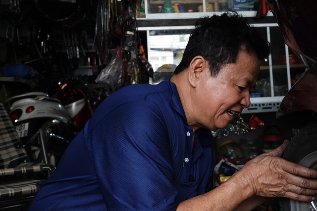 “Gọi đừng ngại” - Tấm biển nhỏ và trái tim lớn của ông chủ tiệm sửa xe 24/7 giữa Sài Gòn- Ảnh 5. “Gọi đừng ngại” - Tấm biển nhỏ và trái tim lớn của ông chủ tiệm sửa xe 24/7 giữa Sài Gòn- Ảnh 5.