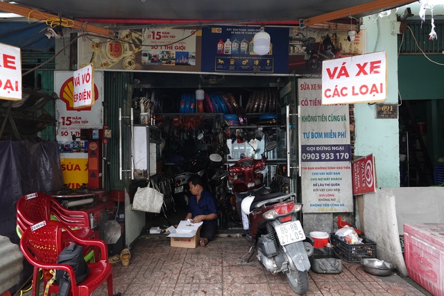 “Gọi đừng ngại” - Tấm biển nhỏ và trái tim lớn của ông chủ tiệm sửa xe 24/7 giữa Sài Gòn- Ảnh 1. “Gọi đừng ngại” - Tấm biển nhỏ và trái tim lớn của ông chủ tiệm sửa xe 24/7 giữa Sài Gòn- Ảnh 1.