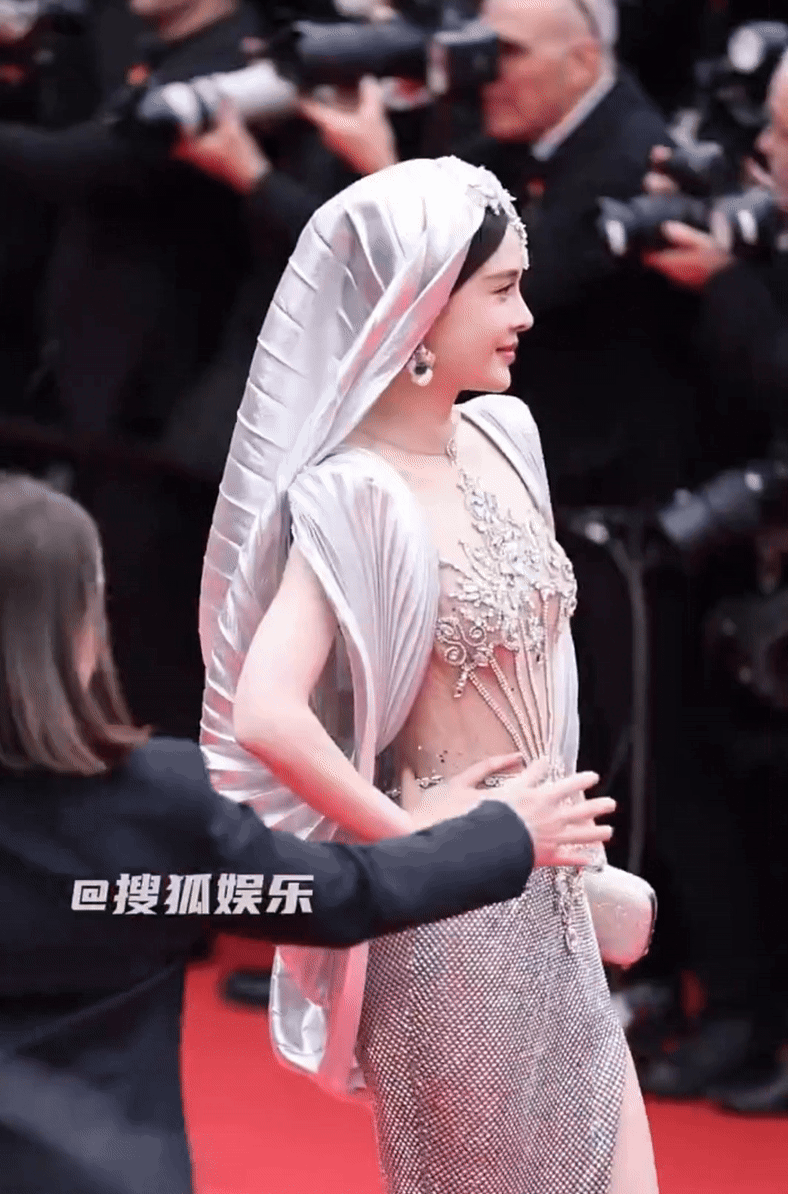 Clip bẽ mặt tại Cannes: Đến minh tinh hạng A như Đường Yên cũng bị bảo vệ thẳng mặt đuổi khỏi thảm đỏ!- Ảnh 5. Clip bẽ mặt tại Cannes: Đến minh tinh hạng A như Đường Yên cũng bị bảo vệ thẳng mặt đuổi khỏi thảm đỏ!- Ảnh 5.