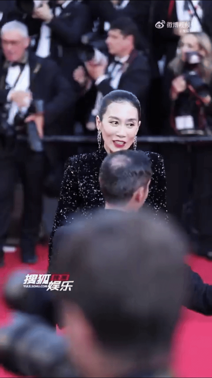 Clip bẽ mặt tại Cannes: Đến minh tinh hạng A như Đường Yên cũng bị bảo vệ thẳng mặt đuổi khỏi thảm đỏ!- Ảnh 3. Clip bẽ mặt tại Cannes: Đến minh tinh hạng A như Đường Yên cũng bị bảo vệ thẳng mặt đuổi khỏi thảm đỏ!- Ảnh 3.