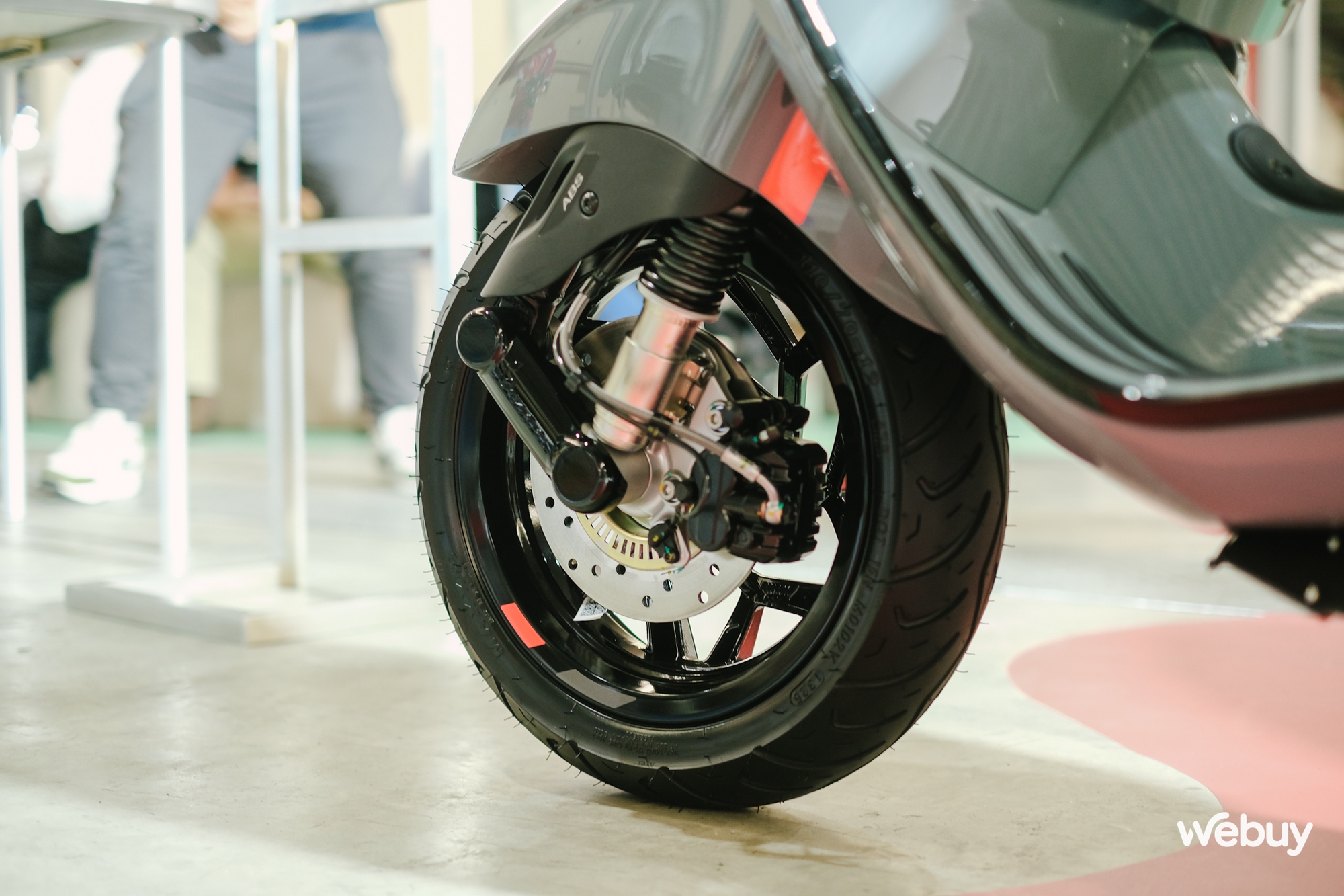 Vespa Primavera & Sprint 2025 chính thức ra mắt tại Việt Nam: Di sản gần 80 năm kết hợp với công nghệ đỉnh cao, chuẩn Vibe Gen Z!- Ảnh 16.