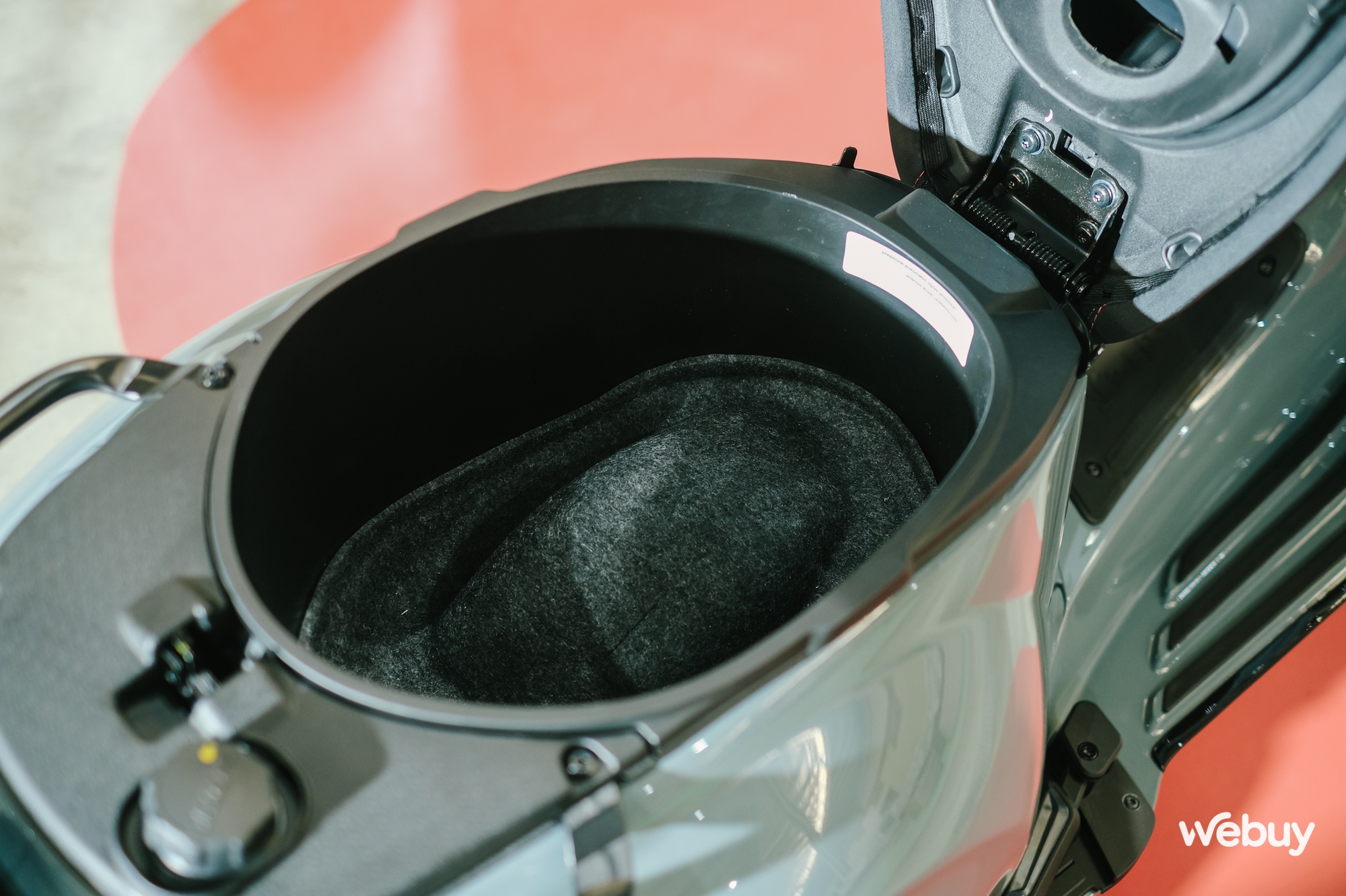 Vespa Primavera & Sprint 2025 chính thức ra mắt tại Việt Nam: Di sản gần 80 năm kết hợp với công nghệ đỉnh cao, chuẩn Vibe Gen Z!- Ảnh 19.