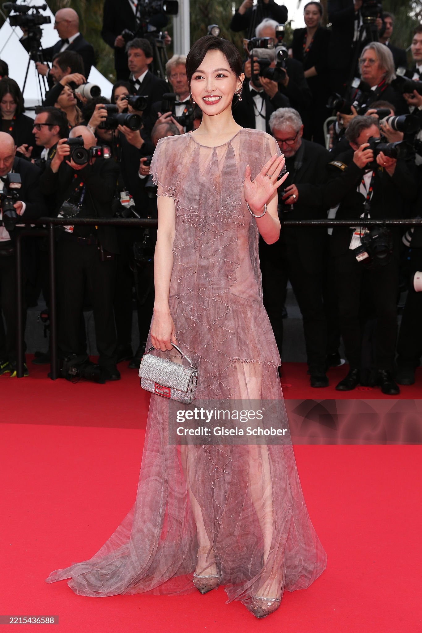 Clip bẽ mặt tại Cannes: Đến minh tinh hạng A như Đường Yên cũng bị bảo vệ thẳng mặt đuổi khỏi thảm đỏ!- Ảnh 2. Clip bẽ mặt tại Cannes: Đến minh tinh hạng A như Đường Yên cũng bị bảo vệ thẳng mặt đuổi khỏi thảm đỏ!- Ảnh 2.