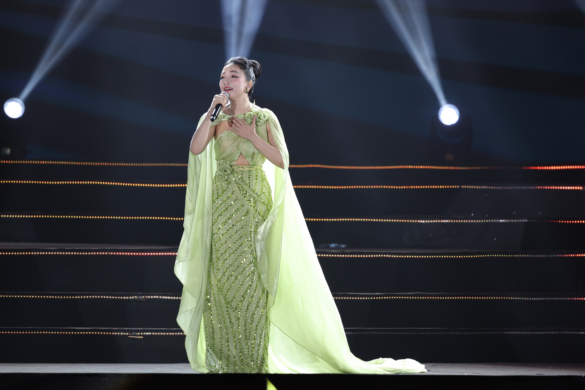 Thu Phương, Quốc Thiên tình tứ hát dưới mưa, đạo diễn Phạm Hoàng Giang gây bất ngờ với nhạc kịch- Ảnh 5. Thu Phương, Quốc Thiên tình tứ hát dưới mưa, đạo diễn Phạm Hoàng Giang gây bất ngờ với nhạc kịch- Ảnh 5.