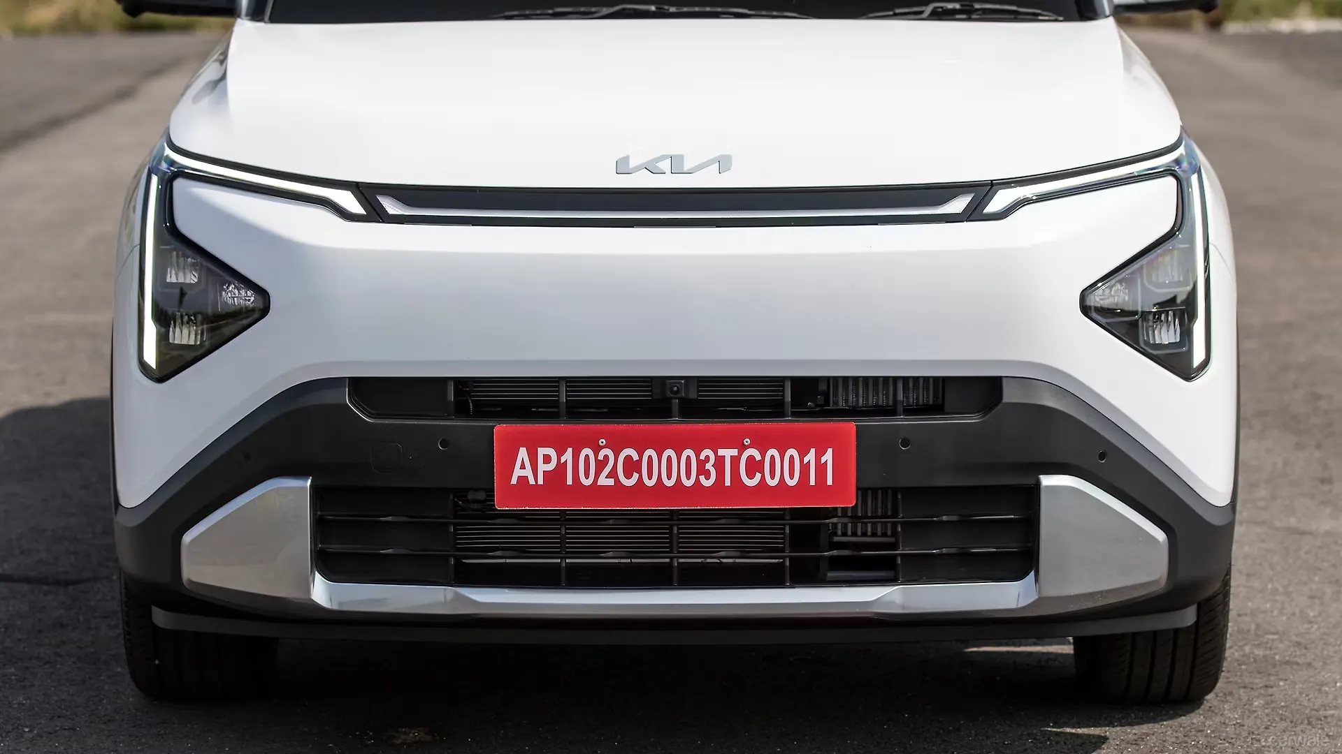 Ảnh thực tế Kia Carens Clavis vừa ra mắt: Có phanh tay điện tử, đồng hồ tốc độ 12 inch và 20 tính năng ADAS cấp độ 2 - Ảnh 3.