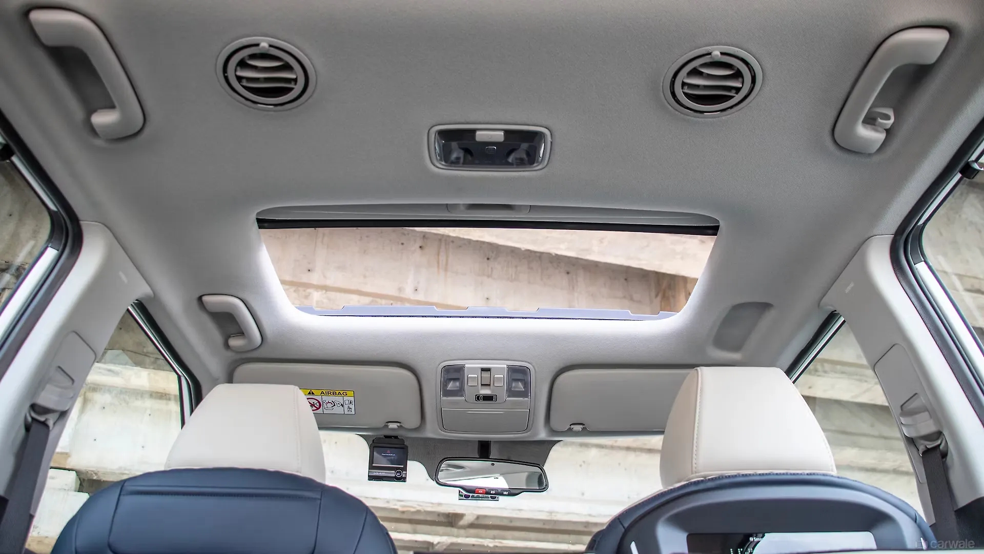 Ảnh thực tế Kia Carens Clavis vừa ra mắt: Có phanh tay điện tử, đồng hồ tốc độ 12 inch và 20 tính năng ADAS cấp độ 2 - Ảnh 21.