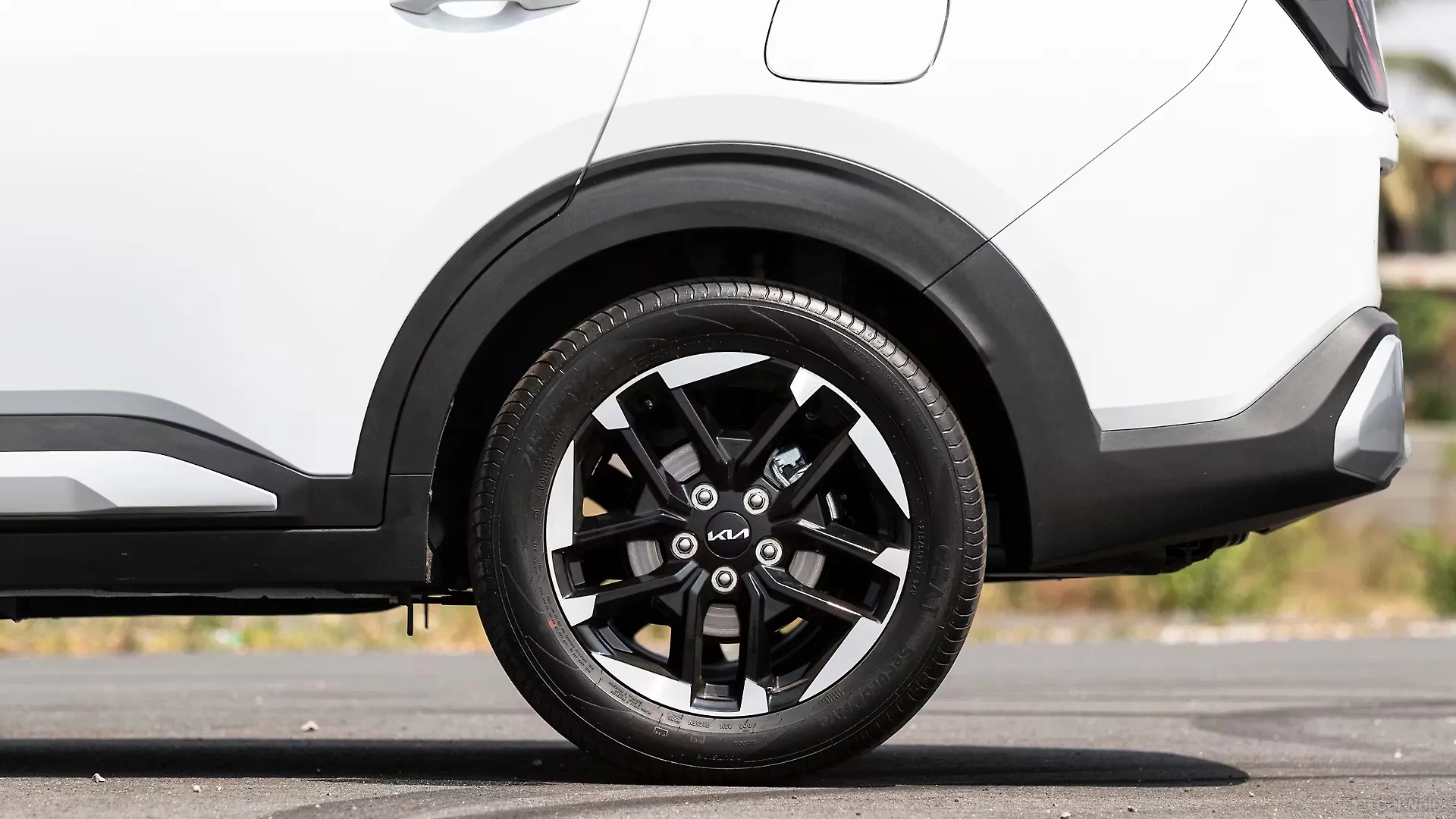 Ảnh thực tế Kia Carens Clavis vừa ra mắt: Có phanh tay điện tử, đồng hồ tốc độ 12 inch và 20 tính năng ADAS cấp độ 2 - Ảnh 6.