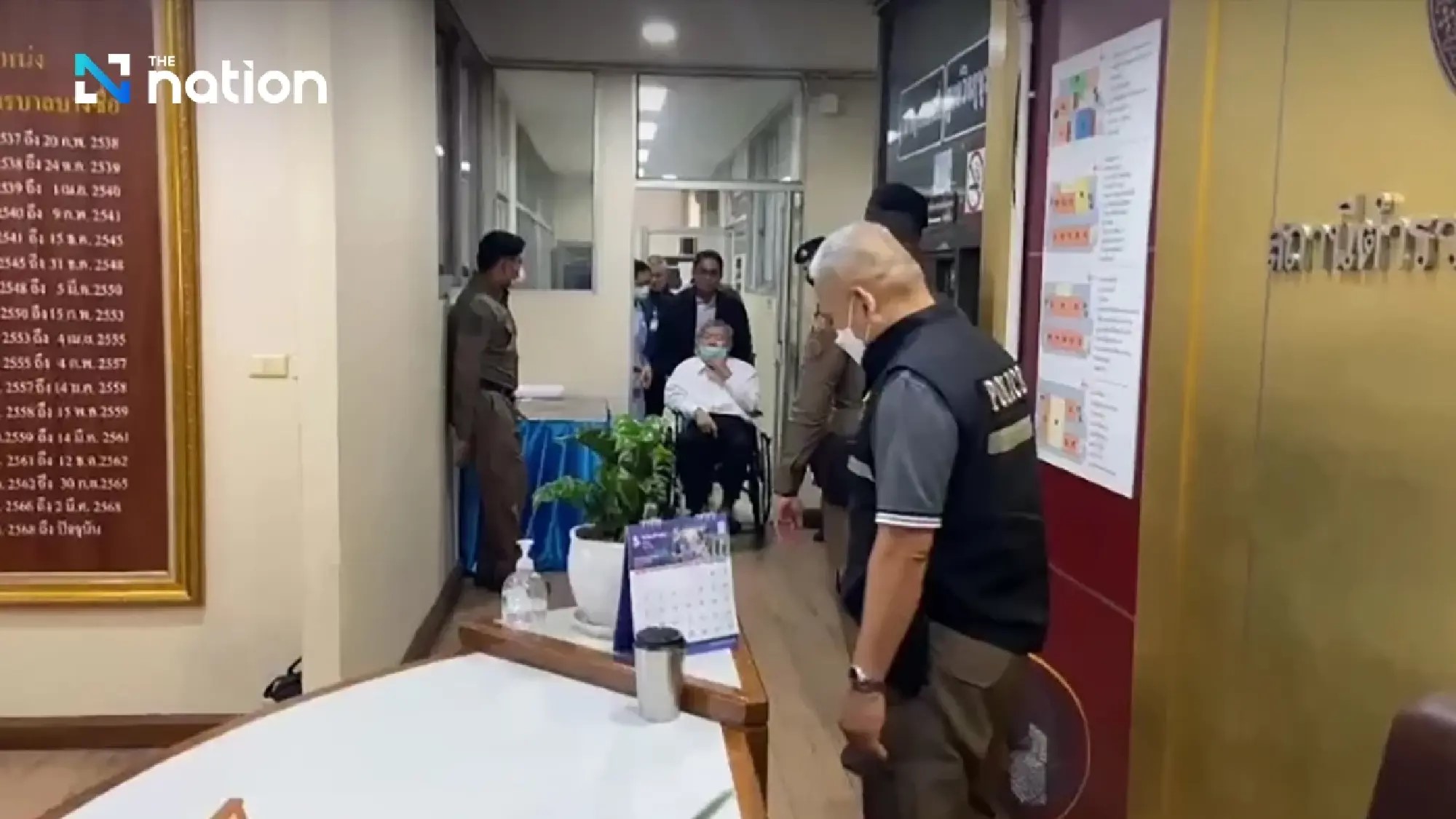 Vụ sập nhà 30 tầng ở Thái Lan: Tỉ phú ngành xây dựng ngồi xe lăn đến tự thú- Ảnh 1. Vụ sập nhà 30 tầng ở Thái Lan: Tỉ phú ngành xây dựng ngồi xe lăn đến tự thú- Ảnh 1.